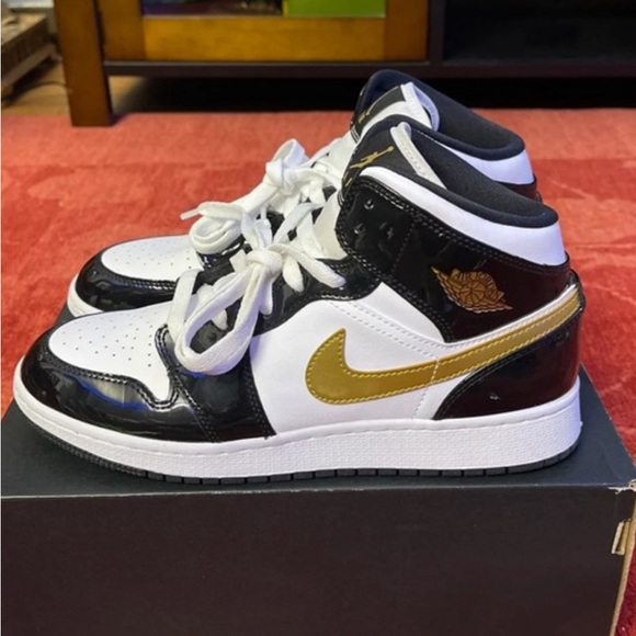 Paid $150 only want $100 obo!! Worn 2x I can’t fit . 6.5 y boys !! - Picture 3 of 3